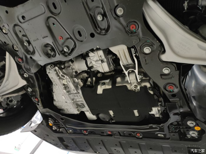 沃爾沃22款XC60發(fā)動機下護(hù)板更換全攻略 守護(hù)愛車“心臟”的堅實鎧甲